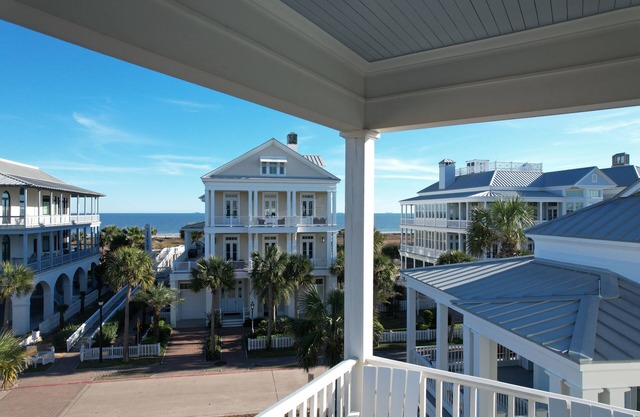 Spacious 5 Bedroom - 4.5 Baths Near the Beach w/Elevator