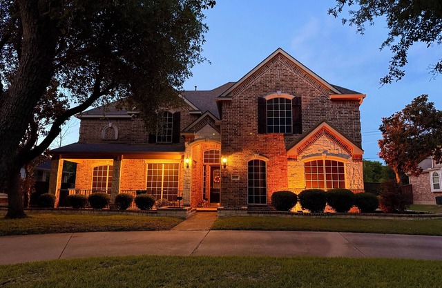 Spacious 5 Bedroom Home Luxury Outdoor Space Ideal for Families & Remote Work