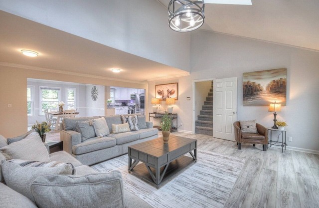 Spacious 5 bedroom house in serene Columbia with WiFi, AC