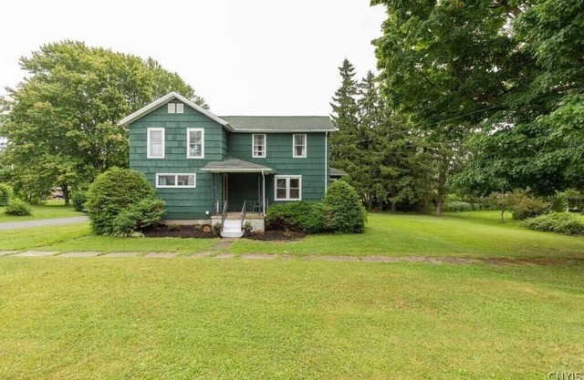 Spacious 5-bedroom house, WiFi, AC, 1 block from Lake & Main St.