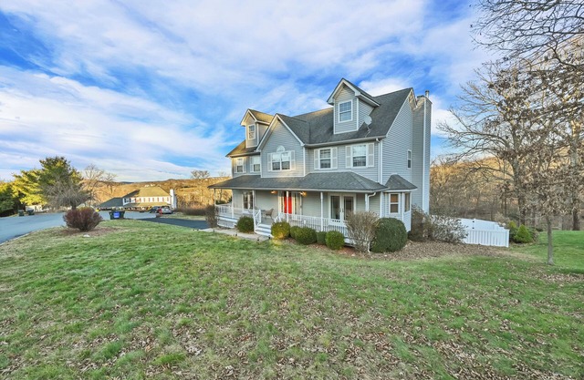 Spacious 5-bedroom house with pool