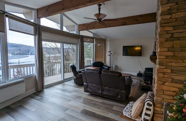 Spacious 5-bedroom Lakefront House in wonderful North Bay