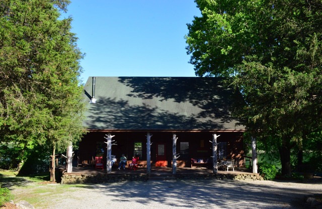 Spacious 5-bedroom lodge in Flippin Ar, on the beautiful White River.