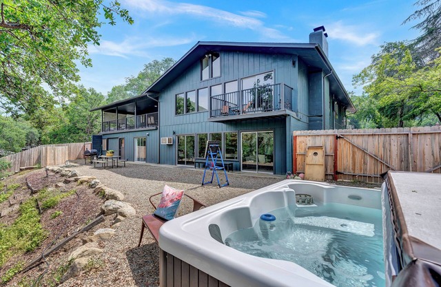Spacious 5-bedroom house with Spa, EV charger and WiFi in charming Three Rivers