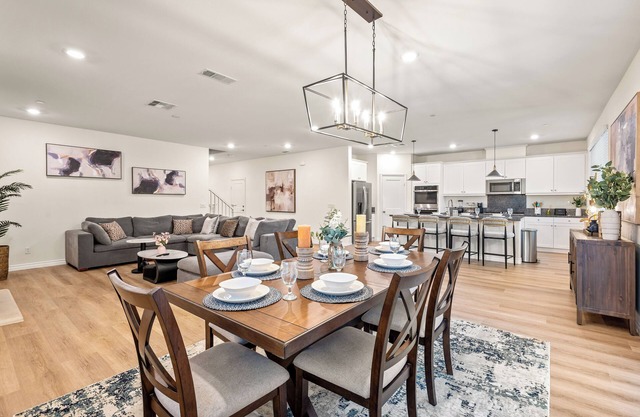 Spacious 5-bedroom villa in excellent Ontario with AC NEAR AIRPORT 9 BEDS