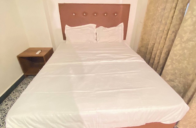 Spacious 6-bedroom beach house in Morjim beach with WiFi, AC, & kitchen sea view