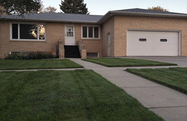 Spacious 6-bedroom house in Bismarck with WiFi, AC, and pet friendly!