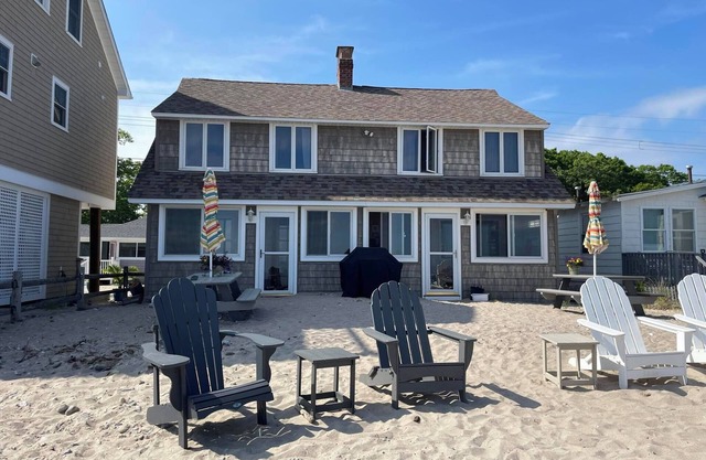 Spacious 6-bedroom house, PRIVATE BEACH with AC/HEAT, WiFi in charming Old Lyme