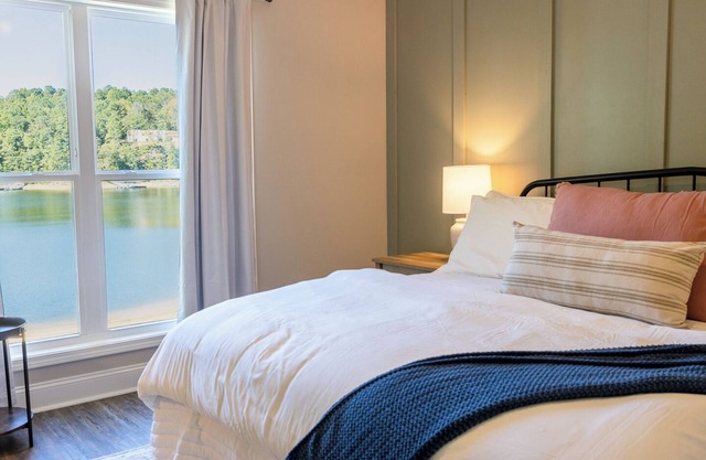 Spacious 6-bedroom house on beautiful Lewis Smith Lake