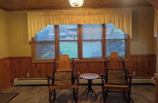 Spacious 6-bedroom lodge with AC, hot tub, pool table, fire pit and amazing view