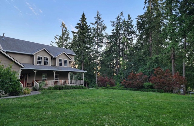 Spacious 6BR Home with Bonus Rooms, Office Space, Gym, and Sport Court