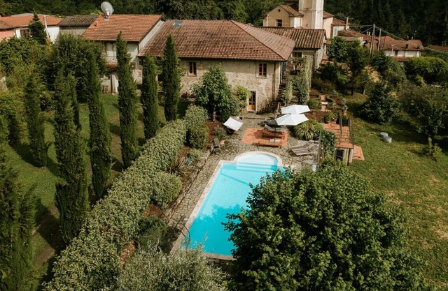 Spacious 7 bedroom air-conditioned villa with swimming pool in northern Tuscany