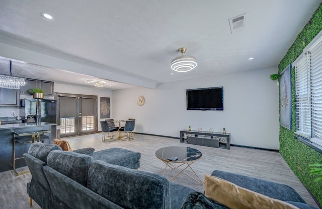 *Spacious 8 beds home 15 mins from Downtown*