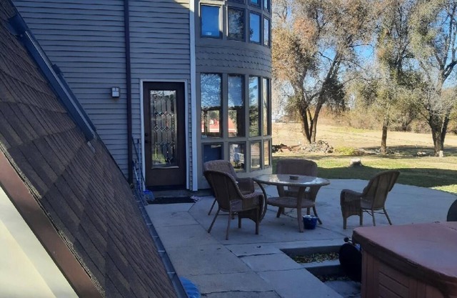 Spacious A frame house, 4 bedrooms, 3 bathrooms. Mountain style home. W/lake
