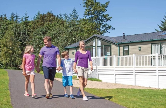 Spacious and contemporary lodge with en suite master bedroom suite.