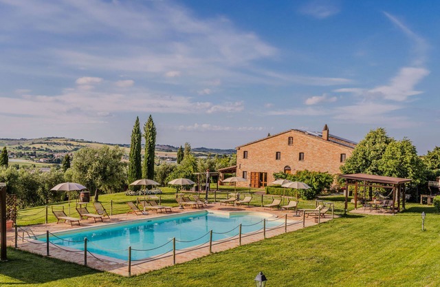 Spacious and cosy villa with pool in the countryside, just 15 minutes from the beaches of Senigallia
