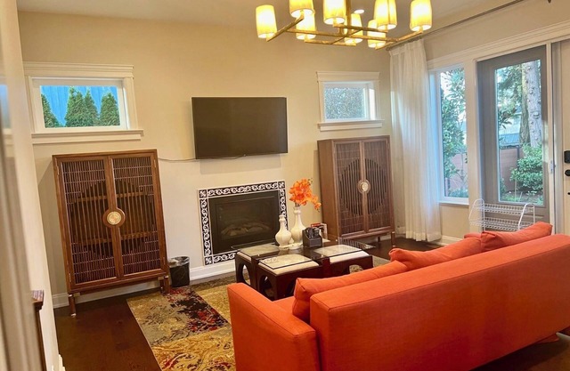 Spacious and Elegant 2-story guest suite with AC, WiFi by UVIC