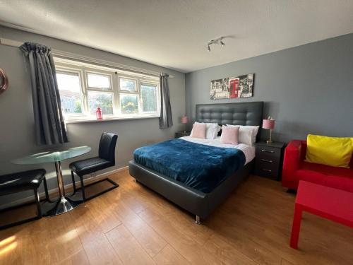 Spacious and Stylish 5 Bed Gem with Private Parking perfect for Large groups and Families