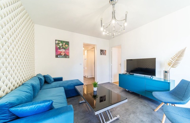 Spacious Apartment for 8 with Balcony in Bron