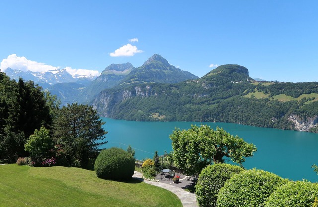 Spacious apartment in a unique location directly above Lake Lucerne