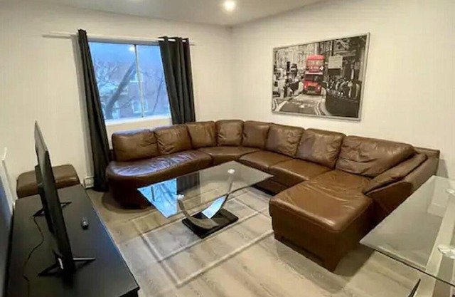 Spacious Apt Near Downtown w/ Wifi&Netflix