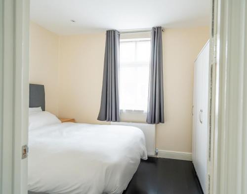 Spacious Barnet Flat in Tudor-Style Building