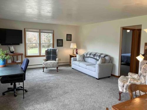 Spacious Bass Creek Apartment B near Peace Trail