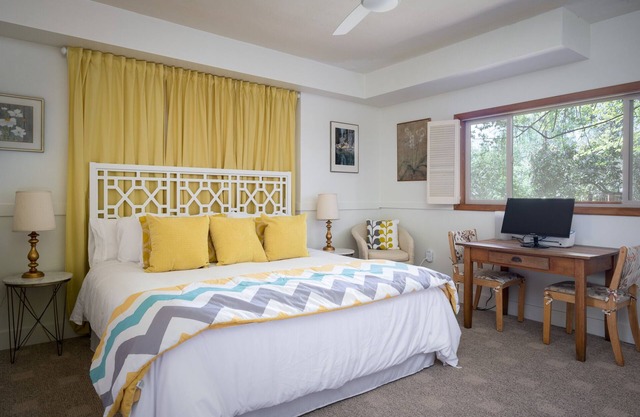 Spacious, Beautiful & Private Hillside Oasis, SW Hills PDX with Free Coffee!