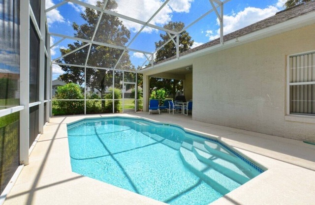 SPACIOUS BEDROOM, PRIVATE POOL, VERY CLOSE TO THEME PARKS & ATTRACTIONS