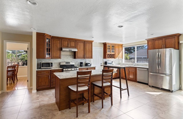 Spacious Bright 4 BR Oasis in Foster City