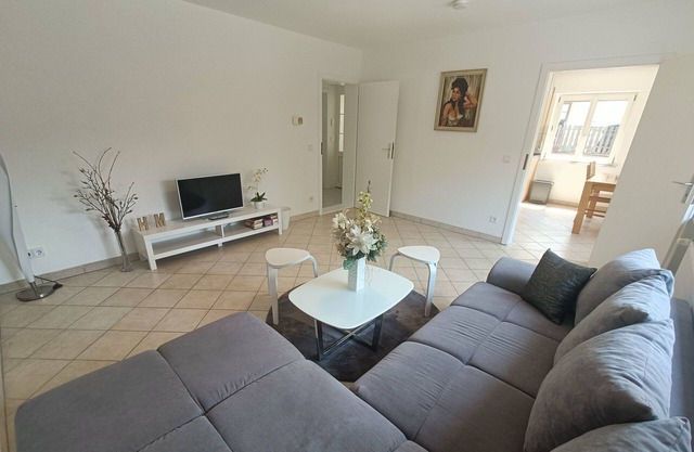Spacious bright apartment in the green Taunus region - with private parking