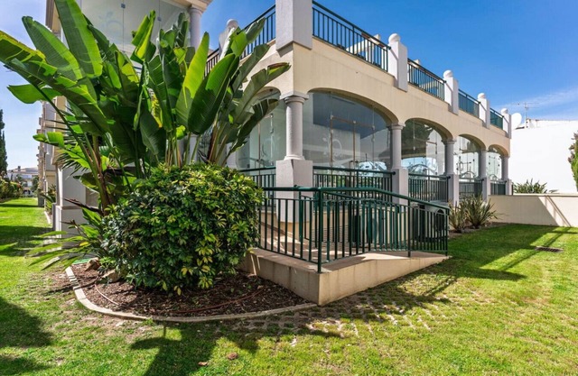 Spacious & Bright T3 in Guia with shared Pool