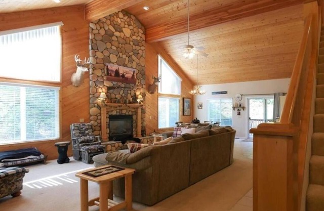 Spacious cabin with game room free WIFI & parking
