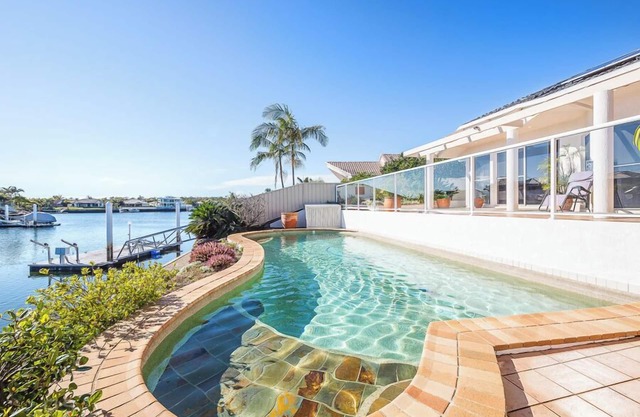Spacious Canal Home With Pontoon!