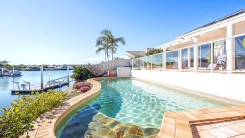 Spacious Canal Home With Pontoon!