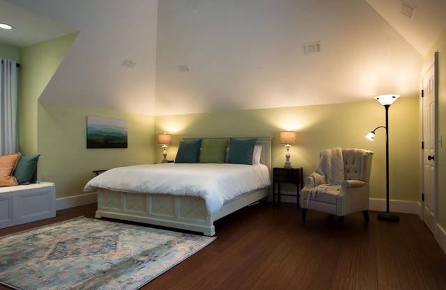 Spacious Carriage House with Pool & King Bed