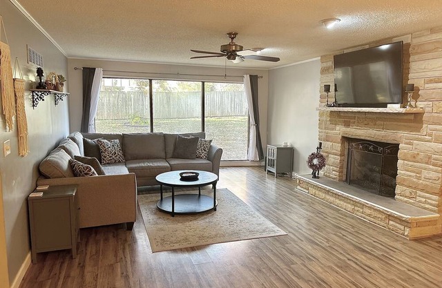 Spacious, Clean and Centrally located home- 5 mins from downtown, shopping/food!