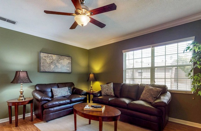 Spacious condo with balcony, kitchen & free WiFi - near shopping/dining