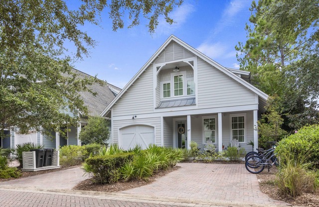 Spacious Cottage-3 Bikes-Huge open living area, Community Pool/Heated Seasonally