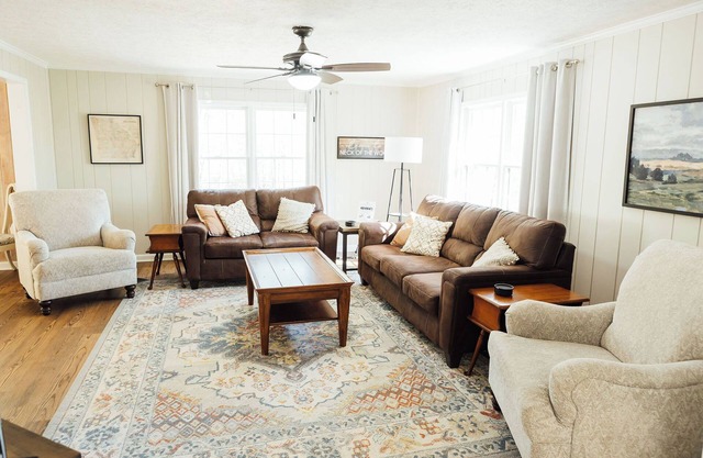 Spacious cottage convenient to Dahlonega, wineries & outdoor adventures!