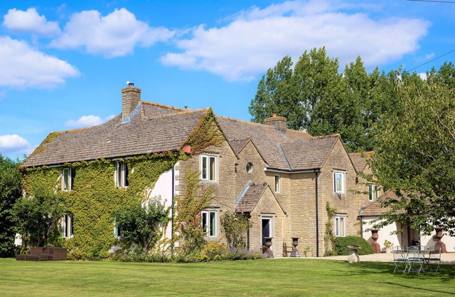 Spacious Country Home with Tennis Court and Hot Tub close to Marlborough
