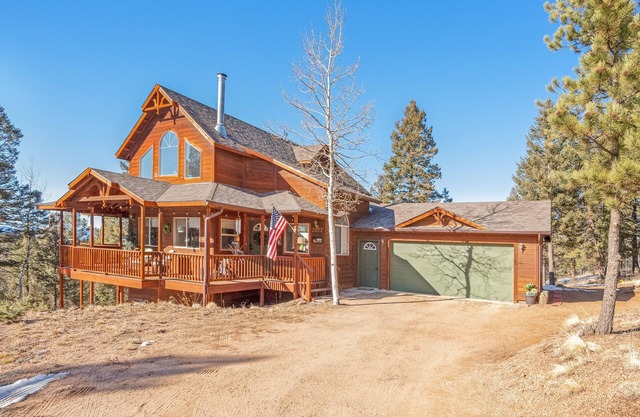 Spacious dog-friendly homelo w/large deck, free WiFi, & separate basement space