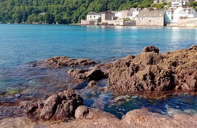 Spacious dog friendly family home, minutes walk to three safe beaches. Sleeps 8