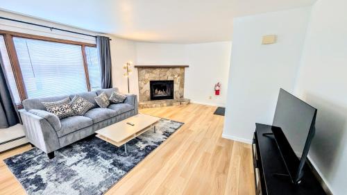 Spacious Downtown 2-bdrm Apartment