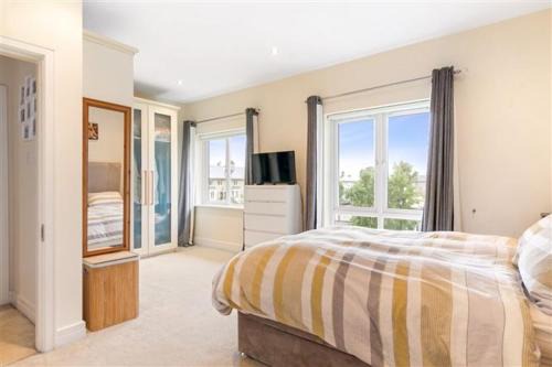 Spacious ensuite room with free parking
