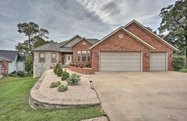 Spacious Eureka Springs Home with Lake Views!