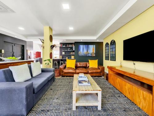 Spacious family Apartment Near Beach with Inverter