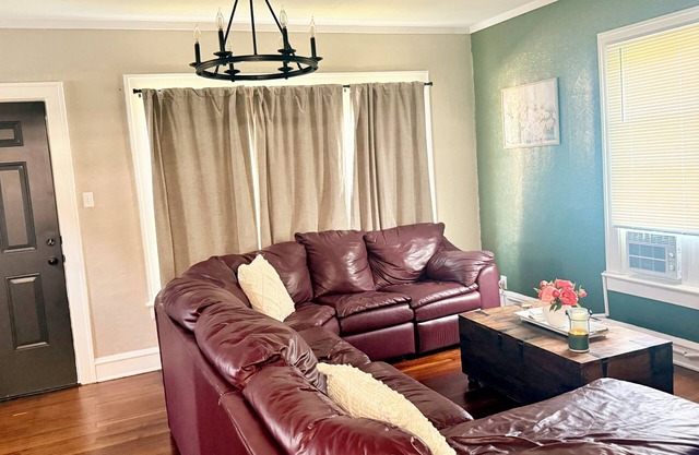Spacious Family Fun Retreat 3 min to Beach/Zoo/Outlet Fenced Backyard w/Deck