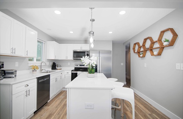Spacious family friendly work play haven! Ideal for traveling workers! Near Fuse
