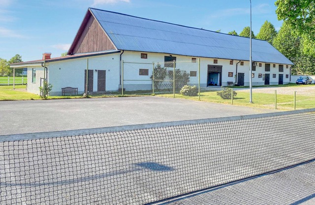 Spacious, family-friendly property within easy reach of the sea.